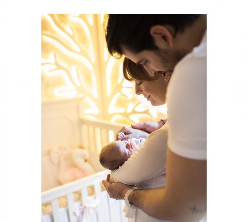 ¡Özge Özder compartió a su bebé por primera vez!