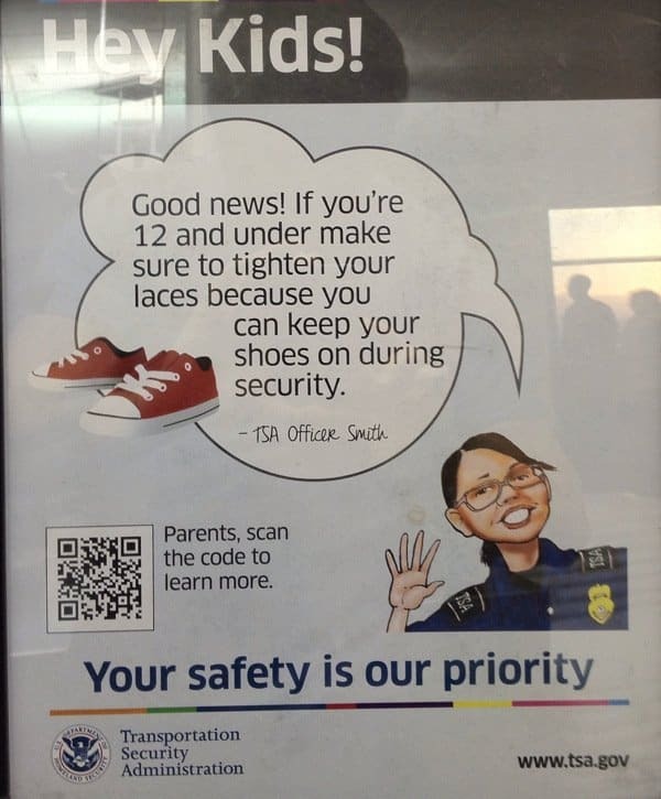 El letrero de la TSA le dice a los niños que no tienen que quitarse los zapatos
