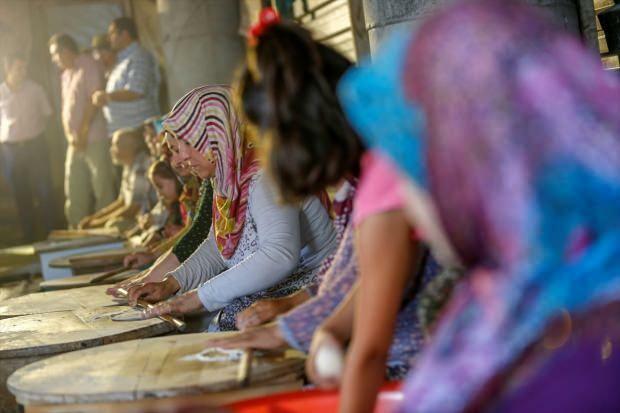 70 mujeres de Antalya hacen panqueques vendiendo panqueques