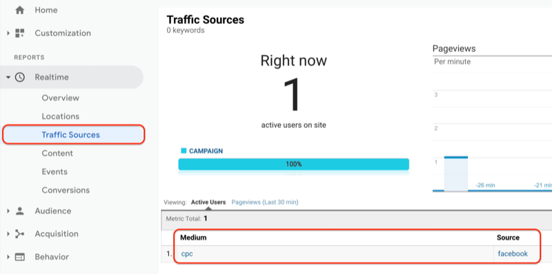 El menú de Google Analytics que muestra el informe de fuentes de tráfico en tiempo real y el informe de fuentes de tráfico que muestra la URL recién creada se ve y registra en Google Analytics.