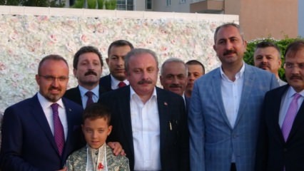 El mundo político se reunió en la ceremonia de circuncisión de los hijos del vicepresidente del Grupo del Partido AK, Bülent Turan