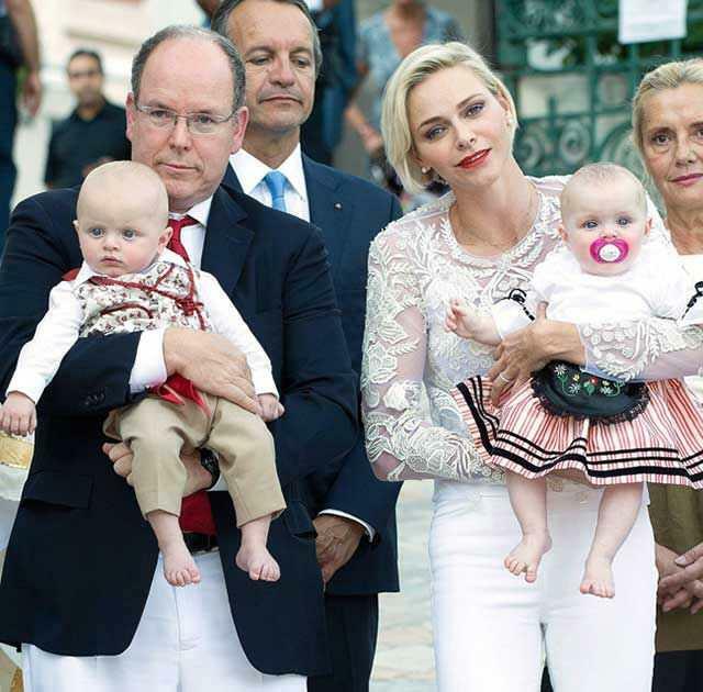 El Príncipe Alberto de Mónaco, la Princesa Charlene y sus gemelos