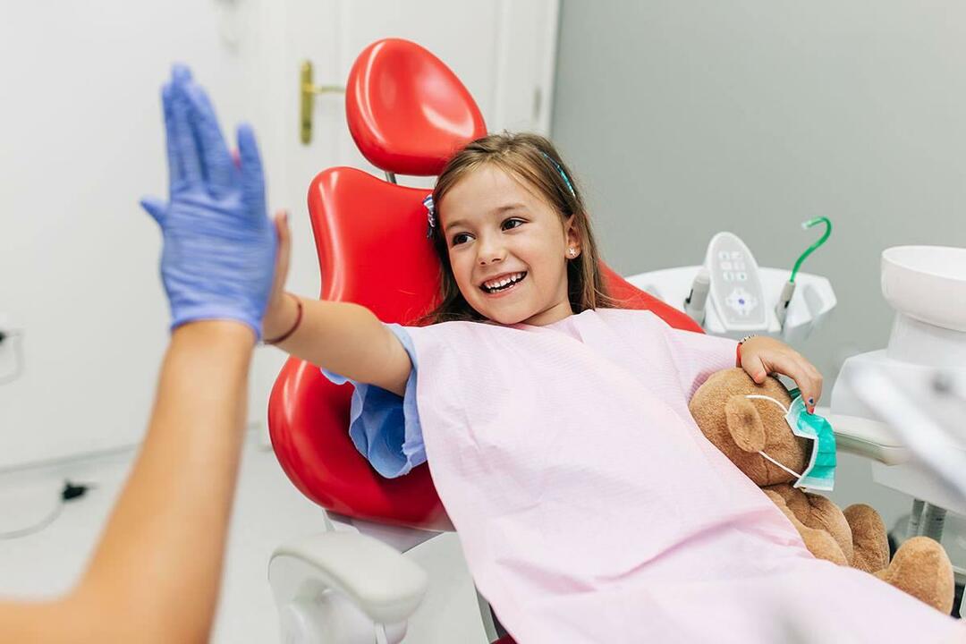 ¿Cuándo deben los niños recibir atención dental? ¿Cómo debe ser el cuidado dental de los niños en edad escolar?