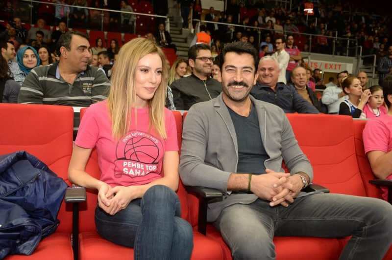 de la canasta rosa a la que asistieron Sinem Kobal y su esposa Kenan Imirzalıoğlu 