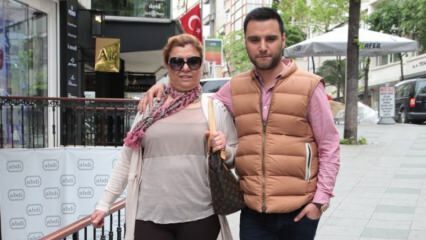 ¡Fotografía de viejos años con su madre de Alişan!