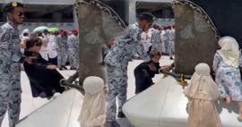 ¡La guardia de Masjid al-Haram vino a ayudar! Mientras los pequeños candidatos a peregrinos intentan tocar la Kaaba...
