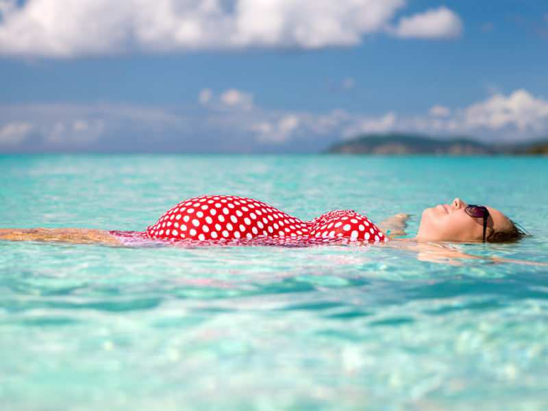 Posiciones de natación y beneficios durante el embarazo! ¿Es posible nadar en el mar o en una piscina termal durante el embarazo?