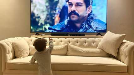 ¡Burak Özçivit compartió a su hijo por primera vez! Cuando Karan Özçivit vio a su padre en la televisión ...