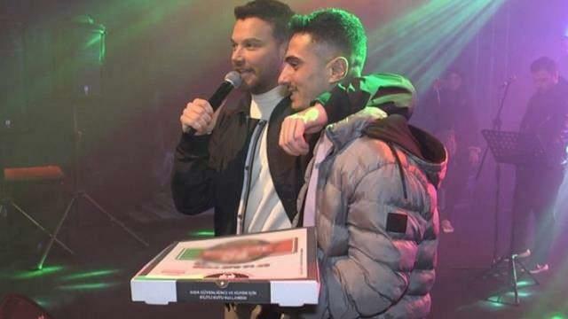 ¡Sinan Akçıl cantó pizza para el concierto! Cumplió el sueño de su fan...