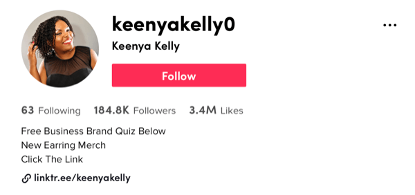 ejemplo de captura de pantalla del perfil de tiktok de @ keenyakelly0 que muestra 184.8k seguidores y 3.4 millones de me gusta, junto con descripción que ofrece un cuestionario gratuito, nuevos productos de aretes y una llamada a la acción para hacer clic en su perfil linktr.ee enlace