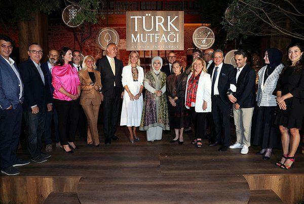 ¡Fue publicado bajo la supervisión de Emine Erdogan! Libro Cocina Turca con Recetas del Centenario en 2 sucursales...