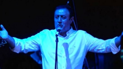 Türkücü Mahmut Tuncer cantó rock