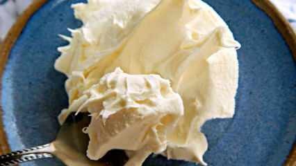 ¿Cómo hacer el queso labne más fácil? Los ingredientes del queso labne en plena consistencia.