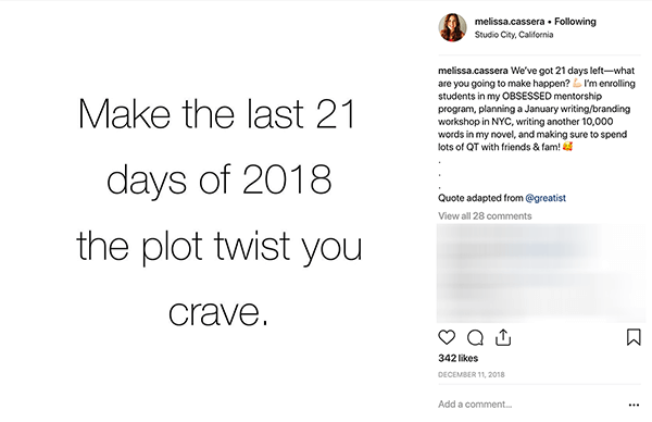 Esta es una captura de pantalla de una publicación de Instagram de Melissa Cassera. Tiene un fondo blanco y dice en letras negras: "Haga de los últimos 21 días de 2018 el giro de la trama que anhela".