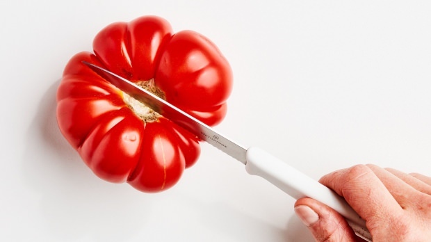 Cómo pelar la cáscara de tomate con el método más fácil