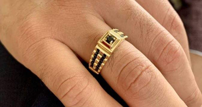 ¿Está prohibido a los hombres el anillo de oro?