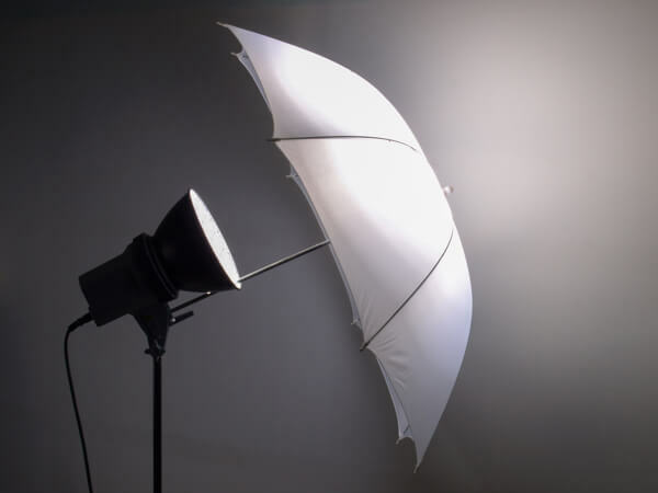 Un paraguas fotográfico ayuda a crear una luz suave y favorecedora para sus videos.
