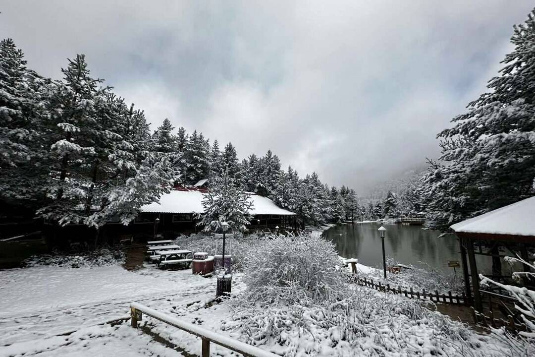 El parque natural del lago Limni se volvió blanco
