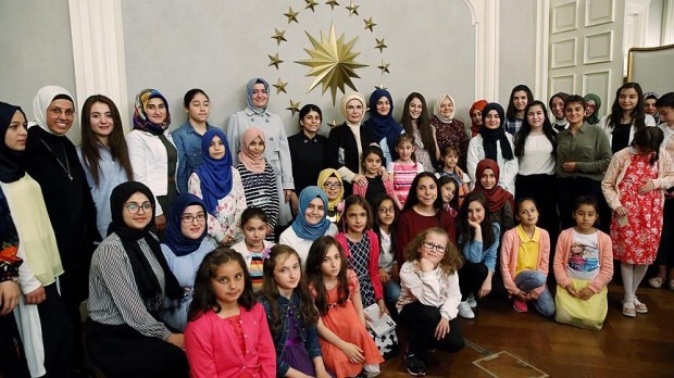 Con el llamado de la Primera Dama Erdogan, ¡8 ministerios tomaron medidas para los niños!