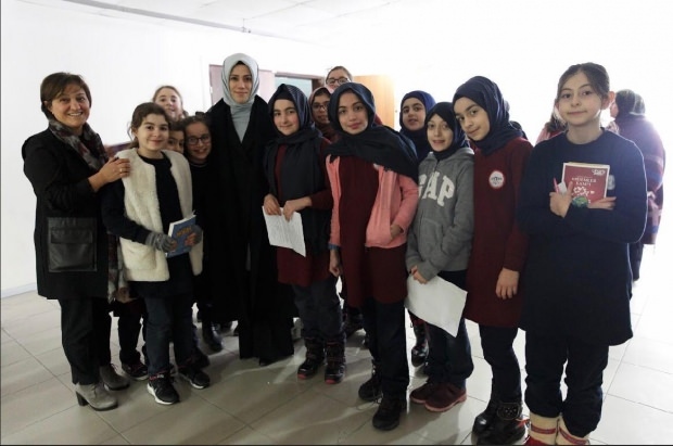 ¡Esra Albayrak en la ceremonia de insignia del proyecto de los Objetivos Visionarios para las Niñas!