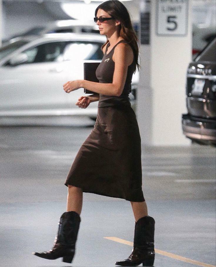 Combinación de botas cowboy de Kendall Jenner 