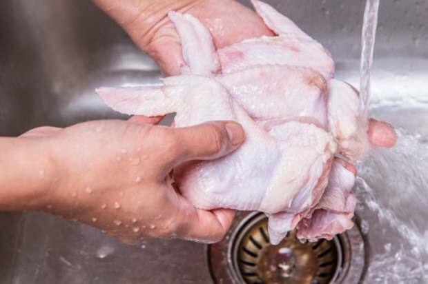 ¿Cómo se debe limpiar el pollo?