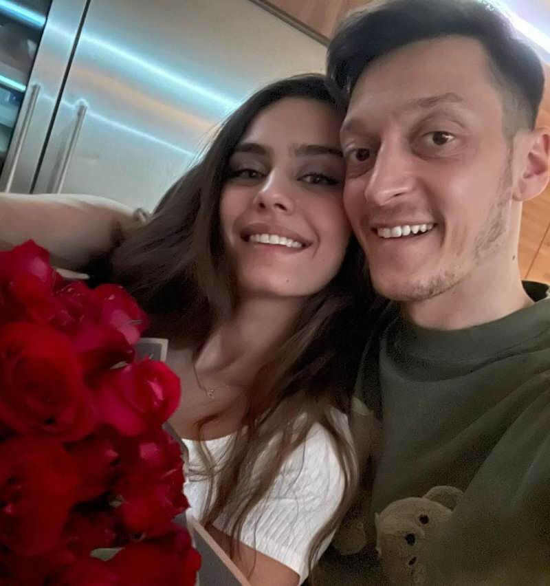 Un mensaje romántico de Mesut Özil a su esposa, Amine Gülşe: "Porque siempre estás conmigo ..."