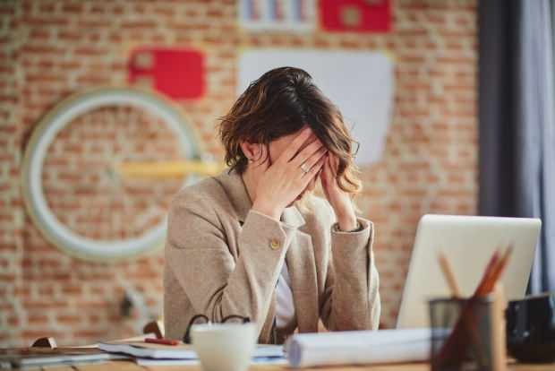 el estrés excesivo provoca fatiga constante en el entorno de trabajo