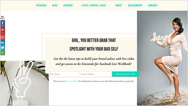 Esta es una captura de pantalla del sitio web de Stephanie Liu. En la parte superior hay una barra de navegación con un fondo crema y opciones de navegación azul-verde. Las opciones de navegación son Episodios, Blog, Cursos, Lights Camera Live, Acerca de, Colaborar, Contacto. En la parte inferior izquierda hay una foto de un letrero de neón blanco de una mano haciendo un signo de paz. A la derecha hay una foto de Stephanie. Stephanie es una mujer asiática con el pelo hasta los hombros recogido en una coleta lateral. Lleva maquillaje, un vestido beige con cuello de pico y sandalias de tacón a juego. Ella sostiene un letrero de neón blanco que dice "hey". Ella está de pie sobre un pie y su otra pierna está levantada para que su rodilla esté al nivel de su cadera. En el centro de la página web, entre estas dos imágenes, los usuarios pueden registrarse para obtener un libro de trabajo gratuito. El formulario de registro tiene un borde rosa y un fondo crema. El texto del título dice "Chica, es mejor que agarres ese foco con tu mal yo". El texto debajo del título dice "Obtenga los últimos consejos para desarrollar su marca en línea con video en vivo y obtenga acceso a ¡Essentials para Facebook Live Workbook! " Para registrarse, el formulario tiene dos cuadros de texto uno al lado del otro: Nombre y Correo electrónico Habla a. A la derecha de los cuadros de texto hay un botón Descargar ahora con texto blanco y un fondo azul verdoso.