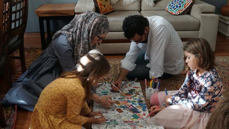 Madre musulmana canadiense habla sobre el Islam con sus 5 hijos en las redes sociales