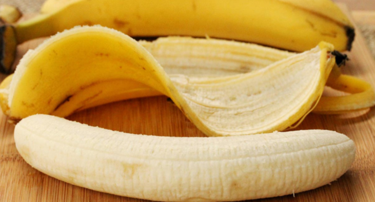 ¡Piense de nuevo antes de tirarlo a la basura! Beneficios de la cáscara de plátano
