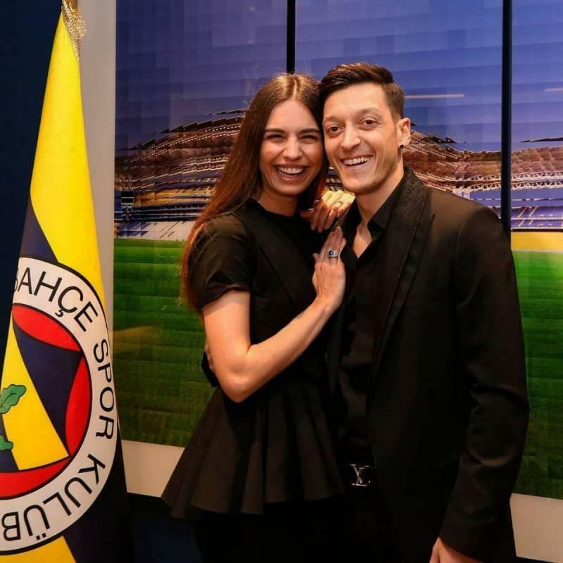 Amine Gülşe celebró el día del padre de su esposo Mesut Özil