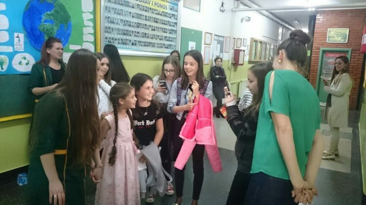 Niños bosnios se encuentran con Elif