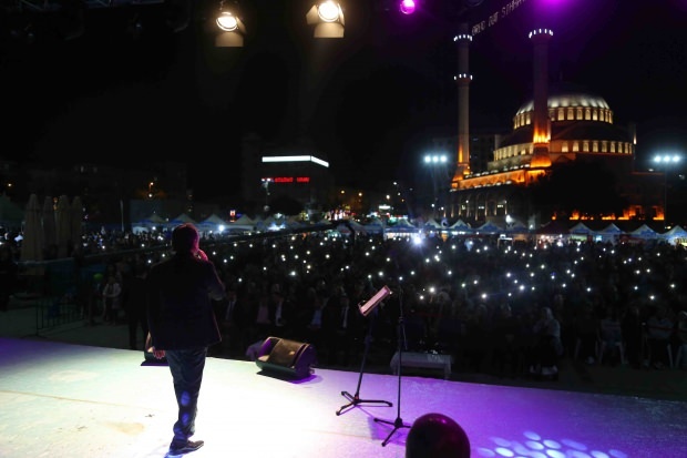 El artista bosnio Zeyd Şoto y Eşref Ziya Terzi dieron un concierto en Bağcılar 