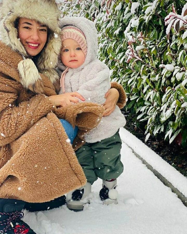 Snow posa con su hija Leyla de la actriz Seda Bakan.