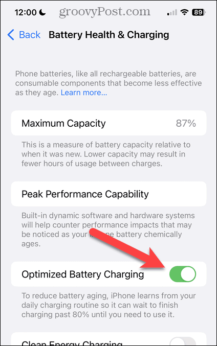 Habilite o deshabilite la carga de batería optimizada en la pantalla Carga y estado de la batería del iPhone