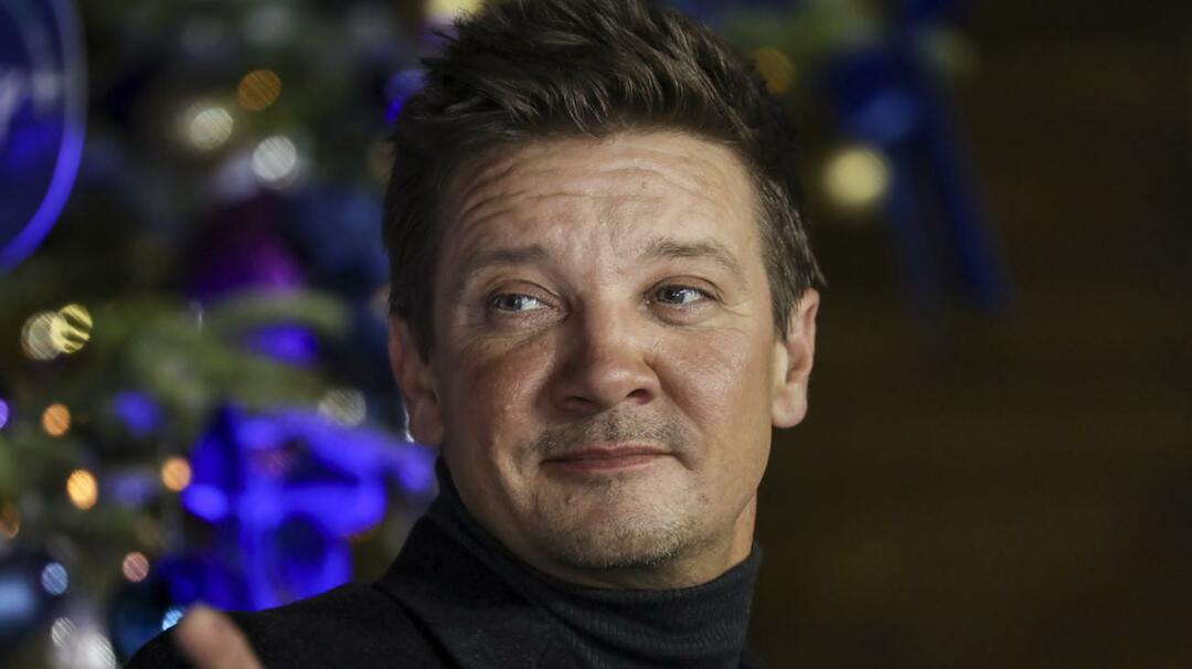 ¡Buenas noticias de Jeremy Renner que se metió debajo del quitanieves! El famoso actor comenzó a caminar.