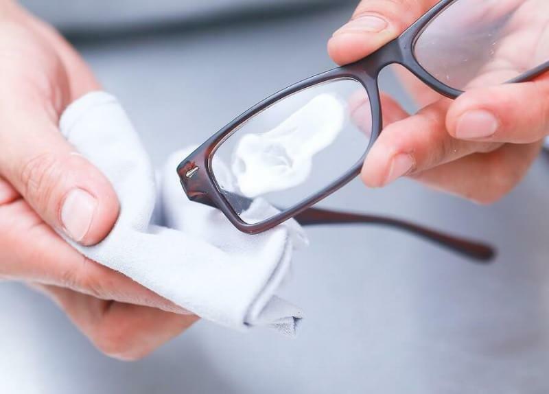 ¿Cómo reparamos lentes de anteojos rayados? ¿Cómo eliminar los arañazos en las gafas? dibujo de gafas