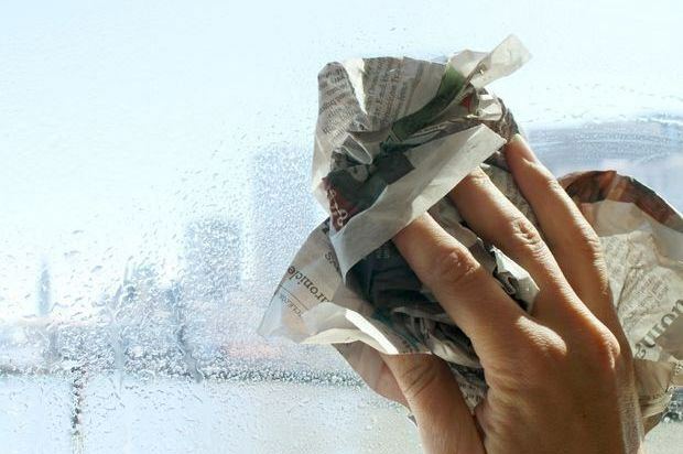 Limpiar vidrio con periódico