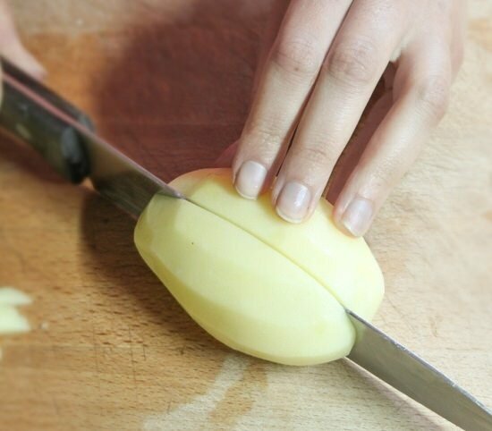 ¿Cómo cortar una rodaja de manzana?