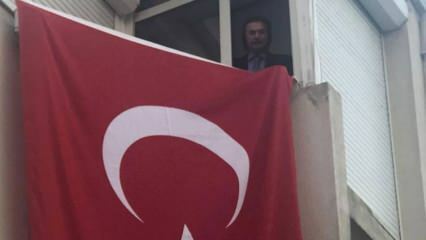 Orhan Gencebay leyó el himno nacional desde la ventana de su casa