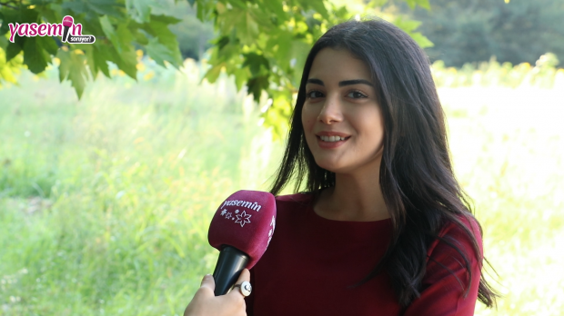 Özge Yağız le contó a Reyhan sobre la serie de juramentos. Mira con quién se compara a la joven actriz ...
