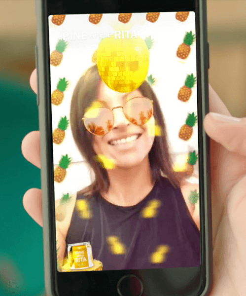 Los anunciantes ahora pueden ejecutar y administrar sus propias campañas publicitarias de AR junto con Snap Ads, Story Ads y Filtros directamente desde la herramienta de autoservicio de Snapchat.