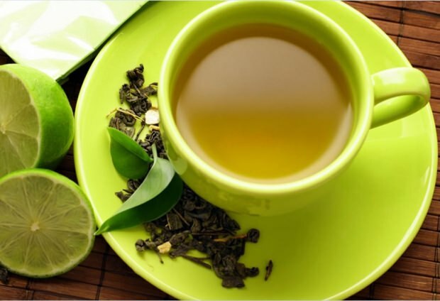 Mezcla fácilmente debilitada de té verde y agua mineral
