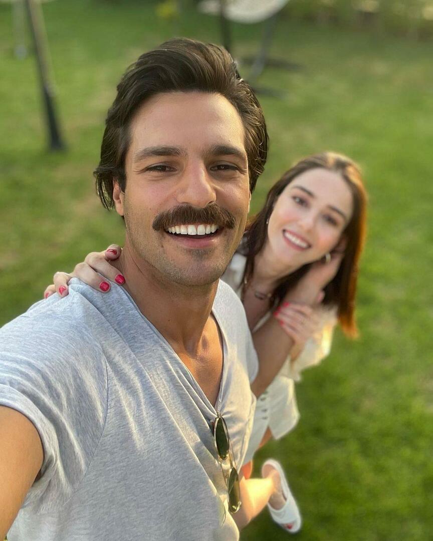 Serkan Çayoğlu y Özge Gürel