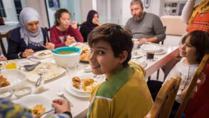 Costumbres indispensables de sahur e iftar celebradas con familias en Ramadán