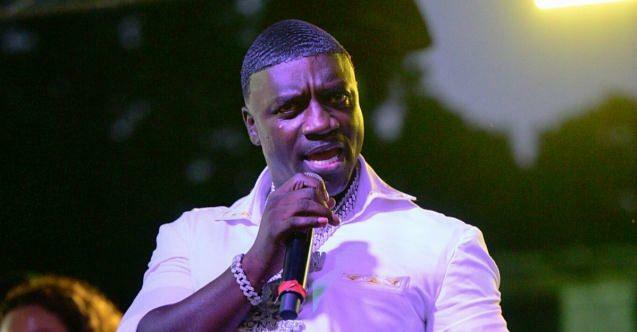 El cantante estadounidense Akon se sometió a un trasplante de cabello en Turquía