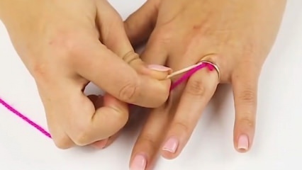 ¿Cómo quitar el anillo pegado en el dedo?
