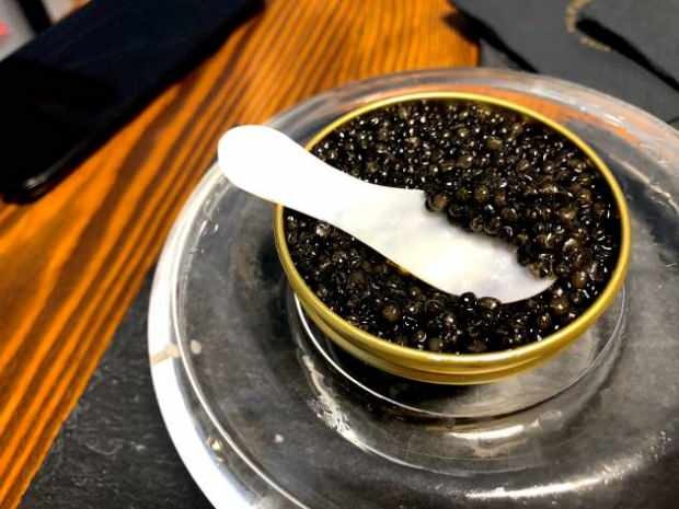 Como quitar el caviar de pescado