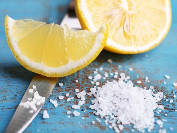 ¿Debilita la menta con sal de limón?